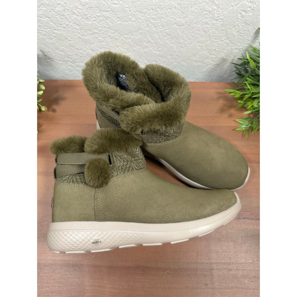 Skechers Winter Gleam On-the-GO City Water Repellent Suede Boots Size 7